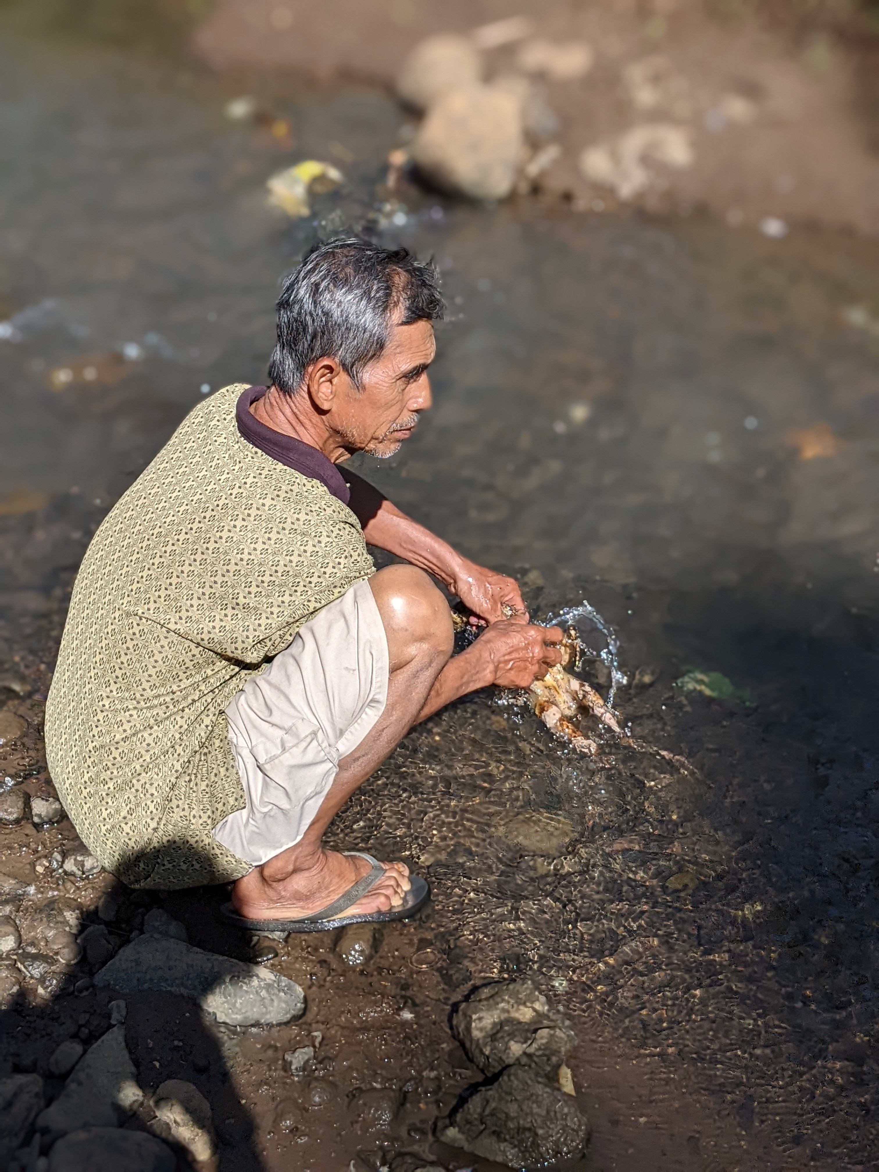 Proses memasak ayam bakar untuk selametan atau dawuhan